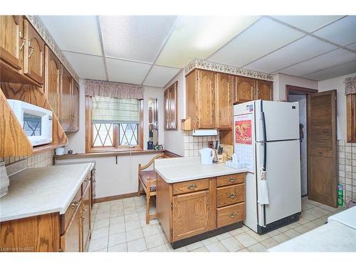 7321 Fern Avenue, Niagara Falls, ON - Indoor Photo Showing Kitchen