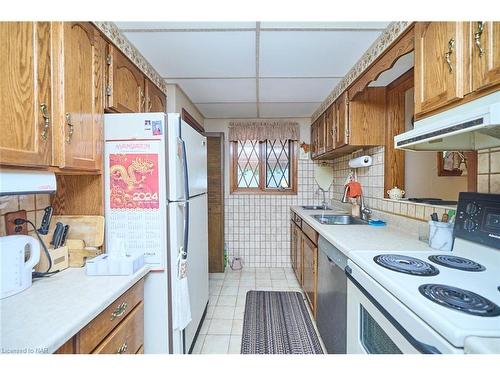 7321 Fern Avenue, Niagara Falls, ON - Indoor Photo Showing Kitchen