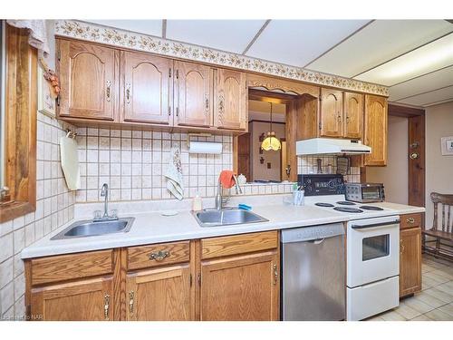 7321 Fern Avenue, Niagara Falls, ON - Indoor Photo Showing Kitchen