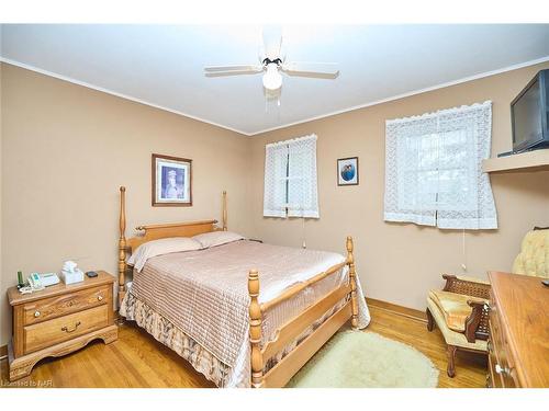 7321 Fern Avenue, Niagara Falls, ON - Indoor Photo Showing Bedroom