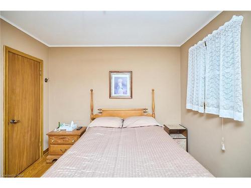 7321 Fern Avenue, Niagara Falls, ON - Indoor Photo Showing Bedroom