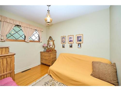 7321 Fern Avenue, Niagara Falls, ON - Indoor Photo Showing Bedroom