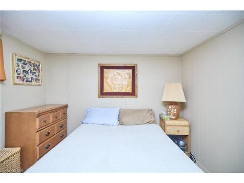 7321 Fern Avenue, Niagara Falls, ON - Indoor Photo Showing Bedroom