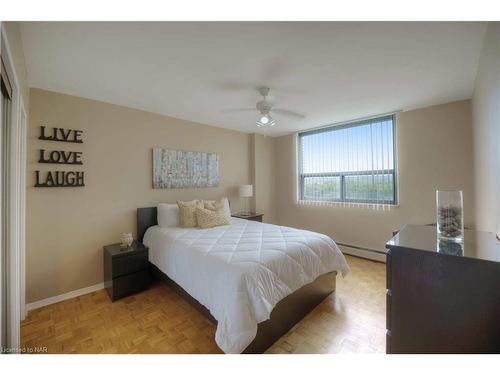 804-35 Towering Heights Boulevard, St. Catharines, ON - Indoor Photo Showing Bedroom