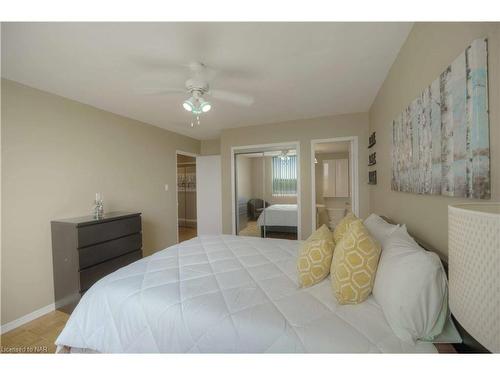 804-35 Towering Heights Boulevard, St. Catharines, ON - Indoor Photo Showing Bedroom