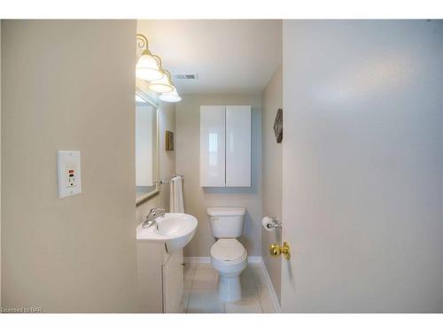 804-35 Towering Heights Boulevard, St. Catharines, ON - Indoor Photo Showing Bathroom