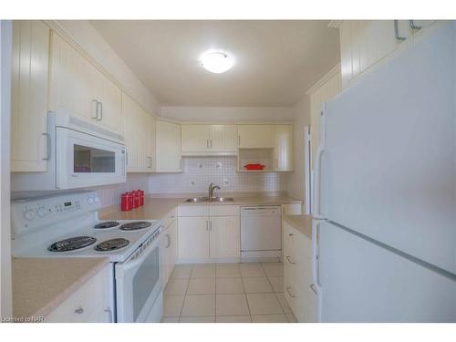 804-35 Towering Heights Boulevard, St. Catharines, ON - Indoor Photo Showing Kitchen