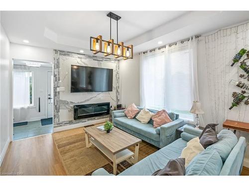 6 Manchester Avenue, St. Catharines, ON - Indoor Photo Showing Living Room With Fireplace