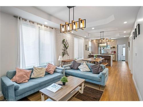 6 Manchester Avenue, St. Catharines, ON - Indoor Photo Showing Living Room