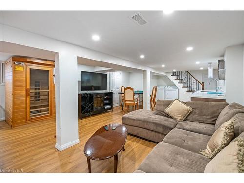 6 Manchester Avenue, St. Catharines, ON - Indoor Photo Showing Living Room