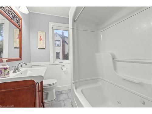 6788 Stamford Green Drive, Niagara Falls, ON - Indoor Photo Showing Bathroom