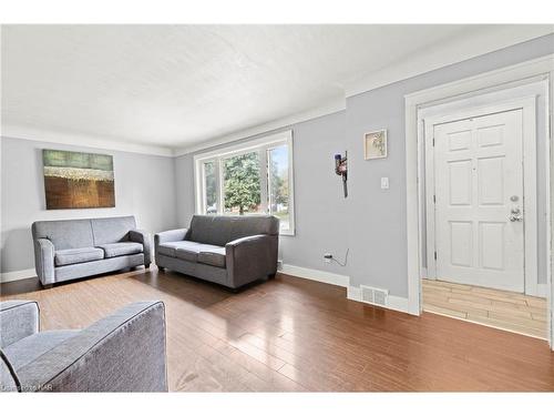 6788 Stamford Green Drive, Niagara Falls, ON - Indoor Photo Showing Living Room