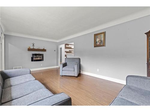 6788 Stamford Green Drive, Niagara Falls, ON - Indoor Photo Showing Living Room