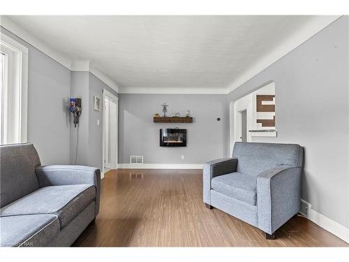 6788 Stamford Green Drive, Niagara Falls, ON - Indoor Photo Showing Living Room