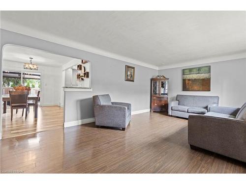 6788 Stamford Green Drive, Niagara Falls, ON - Indoor Photo Showing Living Room