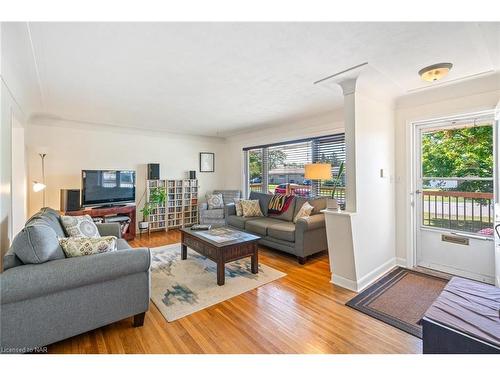 20 Springhead Gardens, Welland, ON - Indoor Photo Showing Living Room