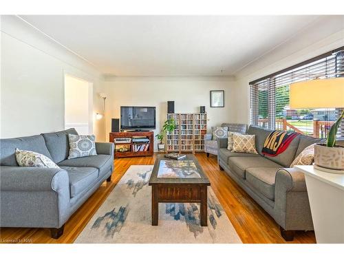 20 Springhead Gardens, Welland, ON - Indoor Photo Showing Living Room