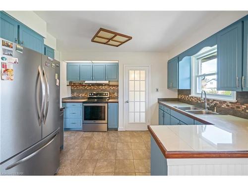 20 Springhead Gardens, Welland, ON - Indoor Photo Showing Kitchen With Double Sink