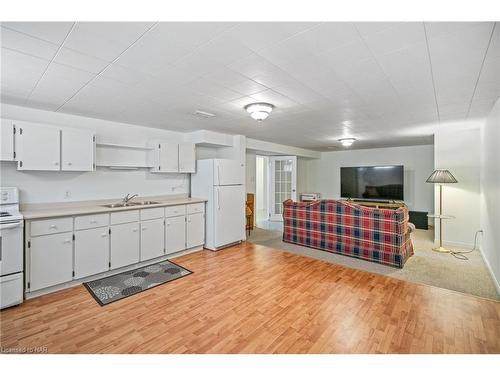 20 Springhead Gardens, Welland, ON - Indoor Photo Showing Kitchen With Double Sink