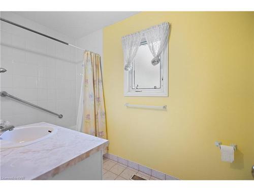 9 King Street, Thorold, ON - Indoor Photo Showing Bathroom