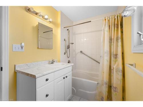 9 King Street, Thorold, ON - Indoor Photo Showing Bathroom