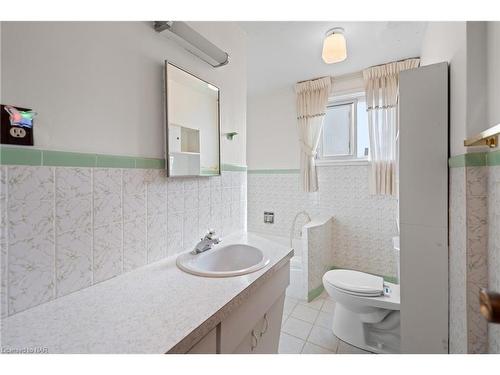 9 King Street, Thorold, ON - Indoor Photo Showing Bathroom