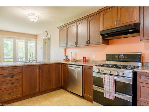 1065 Dominion Road, Fort Erie, ON - Indoor Photo Showing Kitchen