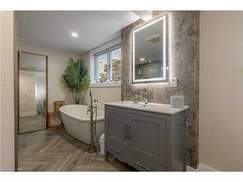 110 Garner Avenue, Welland, ON - Indoor Photo Showing Bathroom