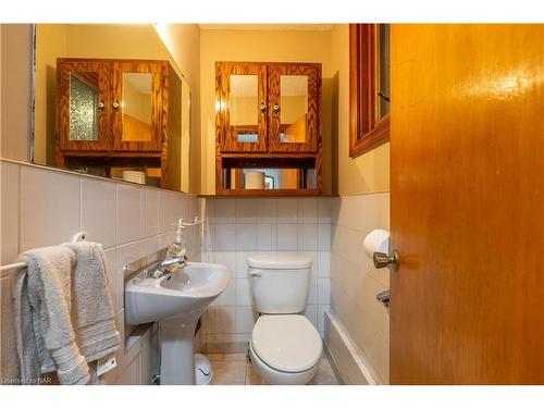 110 Garner Avenue, Welland, ON - Indoor Photo Showing Bathroom