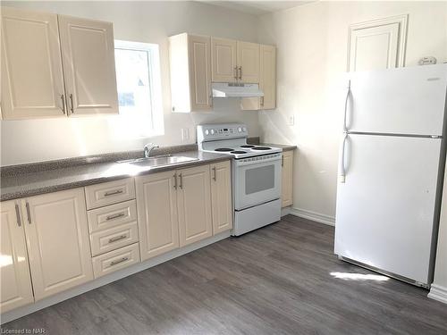 114 Lake Street, St. Catharines, ON - Indoor Photo Showing Kitchen