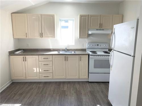 114 Lake Street, St. Catharines, ON - Indoor Photo Showing Kitchen