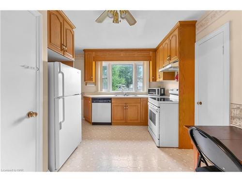 562 Broadway Street, Welland, ON - Indoor Photo Showing Kitchen