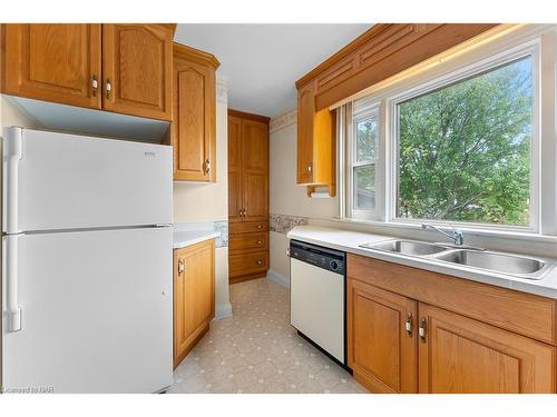 562 Broadway Street, Welland, ON - Indoor Photo Showing Kitchen With Double Sink