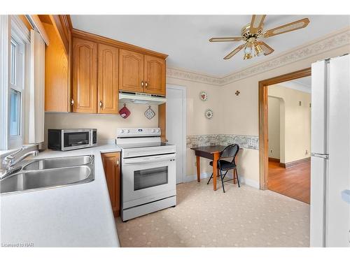 562 Broadway Street, Welland, ON - Indoor Photo Showing Kitchen With Double Sink