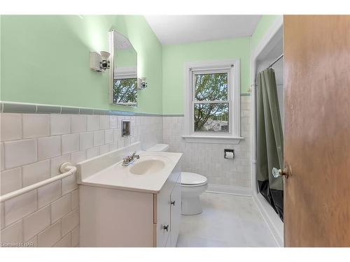 562 Broadway Street, Welland, ON - Indoor Photo Showing Bathroom