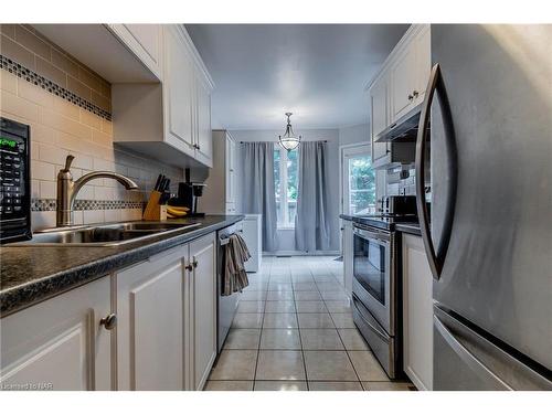 28-5070 Drummond Road, Niagara Falls, ON - Indoor Photo Showing Kitchen With Double Sink