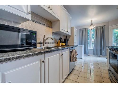 28-5070 Drummond Road, Niagara Falls, ON - Indoor Photo Showing Kitchen With Double Sink