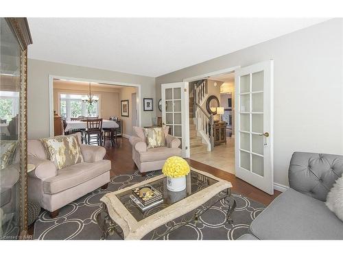 38 Banburry Crescent, Grimsby, ON - Indoor Photo Showing Living Room