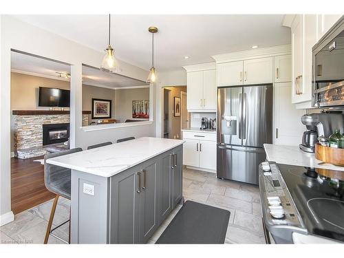 38 Banburry Crescent, Grimsby, ON - Indoor Photo Showing Kitchen With Fireplace With Upgraded Kitchen