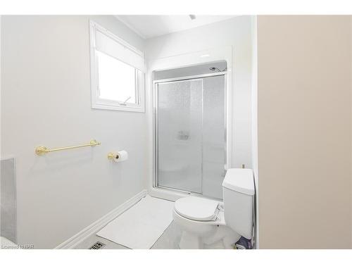 38 Banburry Crescent, Grimsby, ON - Indoor Photo Showing Bathroom