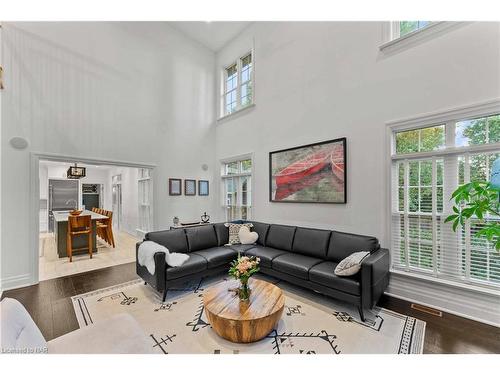 16 Red Haven Drive, Niagara-On-The-Lake, ON - Indoor Photo Showing Living Room