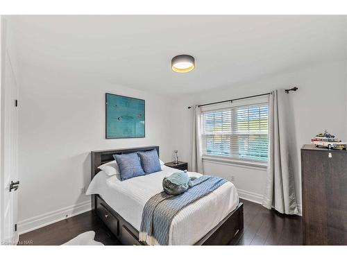 16 Red Haven Drive, Niagara-On-The-Lake, ON - Indoor Photo Showing Bedroom