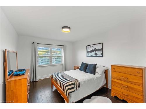 16 Red Haven Drive, Niagara-On-The-Lake, ON - Indoor Photo Showing Bedroom