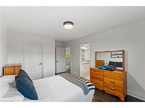 16 Red Haven Drive, Niagara-On-The-Lake, ON - Indoor Photo Showing Bedroom