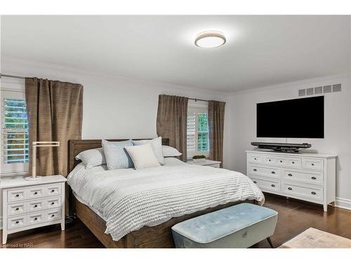 16 Red Haven Drive, Niagara-On-The-Lake, ON - Indoor Photo Showing Bedroom