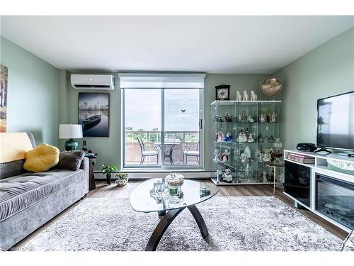 504-264 Grantham Avenue, St. Catharines, ON - Indoor Photo Showing Living Room