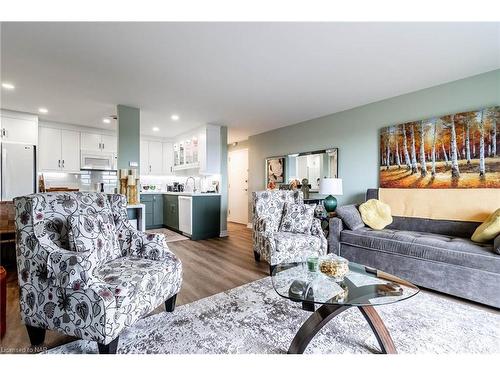 504-264 Grantham Avenue, St. Catharines, ON - Indoor Photo Showing Living Room