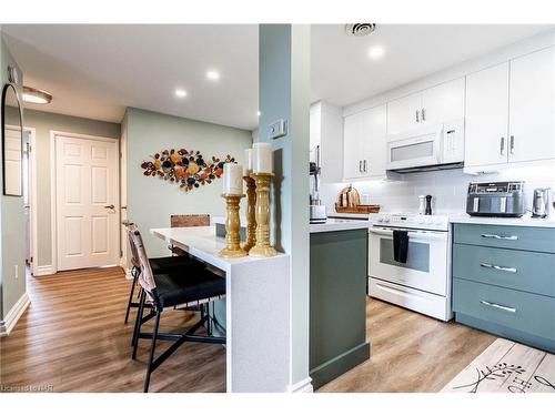 504-264 Grantham Avenue, St. Catharines, ON - Indoor Photo Showing Kitchen