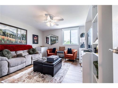 504-264 Grantham Avenue, St. Catharines, ON - Indoor Photo Showing Living Room