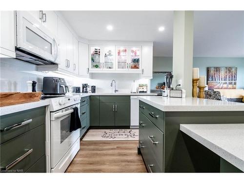 504-264 Grantham Avenue, St. Catharines, ON - Indoor Photo Showing Kitchen